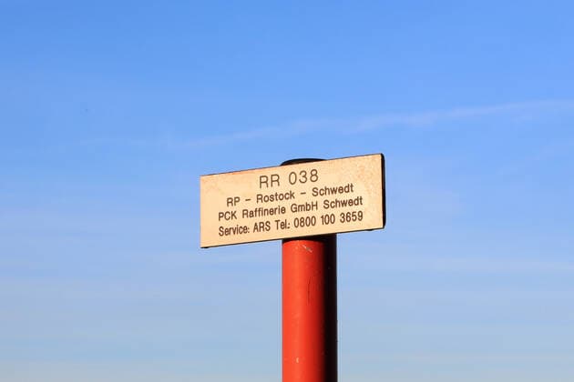 Blick am Donnerstag (20.10.2022) unweit von Trittelwitz (Landkreis Mecklenburgische Seenplatte) auf einen Kontrollpunkt der Erdölleitung Rostock-Schwedt. Die Bundesministerin des Innern und für Heimat Nancy Faeser hatte kürzlich bekannt gegeben die kritische Infrastruktur in Deutschland besser schützen zu wollen. Nicht alle Versorgungssysteme lassen sich jedoch rund um die Uhr überwachen. So liegt u.a. der Kontrollpunkt hier auf einem freien Feld und ist für jedermann zugänglich. *** View on Thursday 20 10 2022 not far from Trittelwitz County Mecklenburg Lake District on a checkpoint of the oil pipeline Rostock Schwedt The Federal Minister of the Interior and Home Nancy Faeser had recently announced the critical infrastructure in Ge