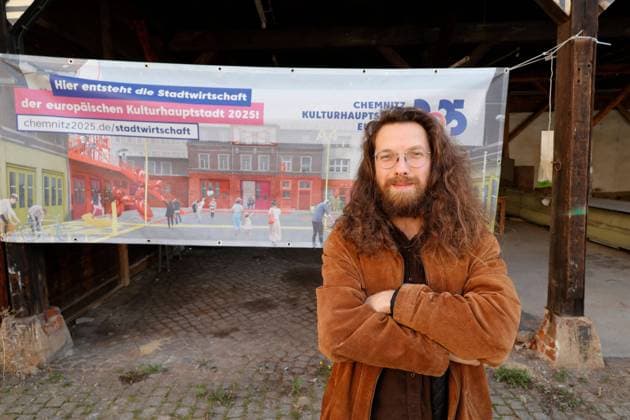 Interventionsfläche 20.10.2022, Chemnitz, Stadtwirtschaft, Kulturhauptstadt Vorstellung und Begehung der Stadtwirtschaft - Interventionsfläche der Kulturhauptdtadt Europas 2025, in Anwesenheit von Baubürgermeister Michael Stötzer, Projektleiterin Grit Stillger vom Stadtplanungsamt der Stadt Chemnitz, sowie Frank Müller und Paul Marcion vom Umsetzungspartner Kreatives Chemnitz e.V. Projektleiter Paul Marcion Chemnitz Sachsen BRD *** Intervention area 20 10 2022, Chemnitz, Stadtwirtschaft, Capital of Culture Presentation and inspection of the Stadtwirtschaft intervention area of the European Capital of Culture 2025, in the presence of Mayor Michael Stötzer, Project Manager Grit Stillger from the Urban Planning Office of the City of Che
