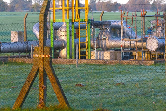 Blick am Donnerstag (20.10.2022) unweit von Lindenhof (Landkreis Mecklenburgische Seenplatte) auf eine Pumpstation für die Erdölleitung Rostock-Schwedt. Die Bundesministerin des Innern und für Heimat Nancy Faeser hatte kürzlich bekannt gegeben die kritische Infrastruktur in Deutschland besser schützen zu wollen. Nicht alle Versorgungssysteme lassen sich jedoch rund um die Uhr überwachen. *** View on Thursday 20 10 2022 not far from Lindenhof County Mecklenburg Lake District on a pumping station for the oil pipeline Rostock Schwedt The Federal Minister of the Interior and Home Affairs Nancy Faeser had recently announced to better protect the critical infrastructure in Germany Not all supply systems, however, can be monitored around th