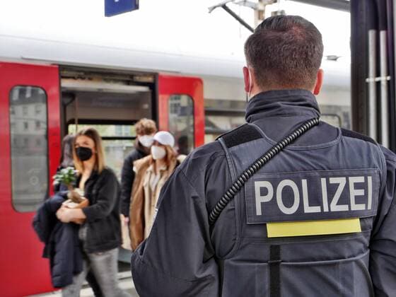 Symbolfoto: Polizeibeamte behalten die Bahnsteige am Hauptbahnhof in Siegen im Blick. Siegen Hauptbahnhof NRW (Nordrhein-Westfalen) Germany Siegen_Waffenkontrollen am Bahnhof_Symbolfoto_Hercher_01_Foto_Hercher_1 *** Symbol photo Police officers keep an eye on the platforms at the main station in Siegen Siegen Hauptbahnhof NRW Nordrhein Westfalen Germany Siegen Weapons checks at the station Symbol photo Hercher 01 Foto Hercher 1
