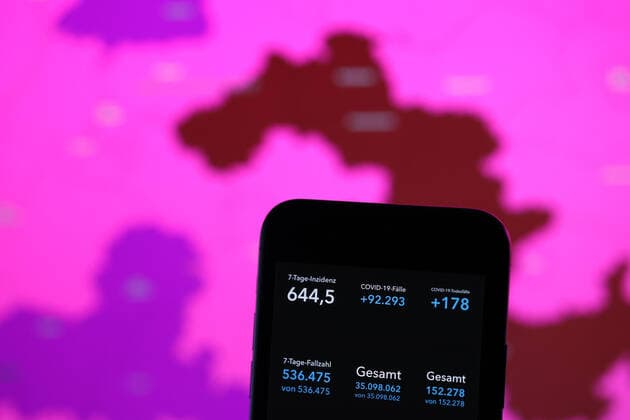 Coronavirus in Deutschland - Covid-19-Dashboard des Robert Koch-Institut 21.10.2022, Robert Koch-Institut: 7-Tage-Inzidenz 644,5. 7-Tage-Fallzahl 536.475. COVID-19-Fälle 35.098.062. Zugang um 92.293 gegenüber dem Vortag. COVID-19-Todesfälle 152.278. Zugang um 178 gegenüber dem Vortag.