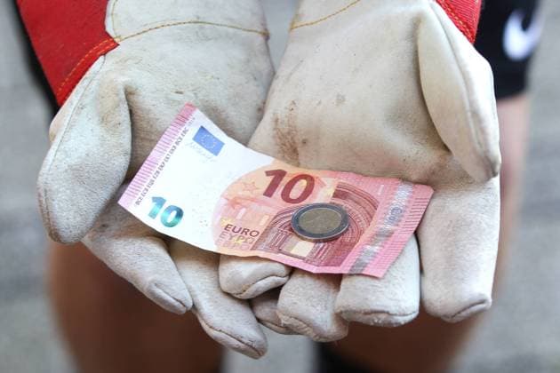 Winden Themenbild - Mindestlohn 12 EURO ab 01. Oktober 2022 Themenbild - Mindestlohn 12 EURO ab 01. Oktober 2022, Arbeitshandschuhe mit 12 Euro 10 Euro Geldschein, mit 2 Euro Münze, Arbeiter zeigt mit seinen Arbeitshandschuhe den Mindestlohn, Schaffhandschuhe Münzgeld auf Arbeitshandschuhe, Euro Mindestlohn ab Oktober 2022, Hände, Handfläche, Finger Symbolbild, Themenbild, Featurebild *** Wind theme picture minimum wage 12 EURO from 01 October 2022 theme picture minimum wage 12 EURO from 01 October 2022, work gloves with 12 Euro 10 Euro banknote, with 2 Euro coin, worker shows with his work gloves the minimum wage, sheep gloves coin money on work gloves, Euro minimum wage from October 2022, hands, palm, finger symbol picture, theme p Copyright: xFleigx xEibner-Pressefotox EP_dfg