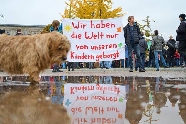 Bilder des Jahres 2022, News 10 Oktober Mehrere tausend Menschen demonstrierten am Samstag (22.10.2022) in Berlin fuer eine soziale und oekologisch nachhaltige Politik. Unter dem Motto Solidarischer Herbst - Soziale Sicherheit schaffen - Energiewende beschleunigen wurde bei den Demonstrationen zu einem fairen Lastenausgleich aufgerufen. Ueberdies wurde eine Abschoepfung von Uebergewinnen, eine Besteuerung grosser Vermoegen, die Abschaffung der Schuldenbremse und ein Abbau klimaschaedlicher Subventionen aufgefordert. Zu der Demonstration, die am Wirtschaftsministerium begann und zum Brandenburger Tor zog, hatten unter anderem Gewerkschaften und Umweltschutzorganisationen aufgerufen. (Siehe epd-Meldung vom 22.10.2022) Demonstration fuer oekologische und soziale Wende in Berlin * Copyright: epd-bild ChristianxDitsch EDITORIAL USE ONLY