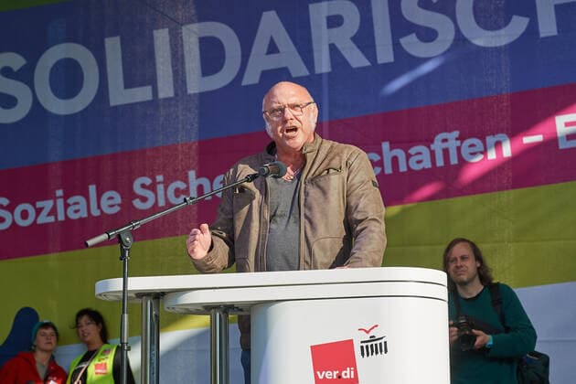 Mehrere tausend Menschen demonstrierten am Samstag (22.10.2022) in Berlin fuer eine soziale und oekologisch nachhaltige Politik. (Foto: Ulrich Schneider, Vorsitzender des Paritaetischen Wohlfahrtsverband, redet auf der Abschlusskundgebung) Unter dem Motto Solidarischer Herbst - Soziale Sicherheit schaffen - Energiewende beschleunigen wurde bei den Demonstrationen zu einem fairen Lastenausgleich aufgerufen. Ueberdies wurde eine Abschoepfung von Uebergewinnen, eine Besteuerung grosser Vermoegen, die Abschaffung der Schuldenbremse und ein Abbau klimaschaedlicher Subventionen aufgefordert. Zu der Demonstration, die am Wirtschaftsministerium begann und zum Brandenburger Tor zog, hatten unter anderem Gewerkschaften und Umweltschutzorganisation Copyright: epd-bild ChristianxDitsch EDITORIAL USE ONLY