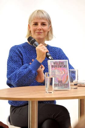 Frankfurter Buchmesse 2022. Schriftstellerin Helene Bukowski am 21.10.2022 auf der Frankfurter Buchmesse. 20221019MWI48121 *** Frankfurt Book Fair 2022 writer Helene Bukowski on 21 10 2022 at the Frankfurt Book Fair 20221019MWI48121
