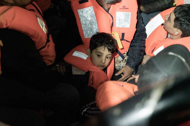 IMAGO Creative: Tag der Menschenrechte am 10. Dezember Ocean Viking - on board Syrian child aboard eazy One sailing to Ocean Viking approximately 40 miles North of Sabrata, Libya, Libya Search and Rescue Region (LybSARR), in international waters, 22 October 2022. 21 October Alarm Phone at 10.40pm gives the news of a boat in difficulty off the coast of Libya. The Ocean Viking ship answers the call and changes course to intercept the vessel. The crew is alerted and they prepare for any rescue. At 1 am on 22 October 2022 the rescue operation begins, after the briefing of the rescuers Eazy One is put in the water, immediately after Eazy Two. The two rafts move at about 15 knots of speed in the dark towards the coordinates given by the bridge of the Ocean Viking. 34 people were rescued: 32 Syrians i Copyright: xVINCENZOxCIRCOSTAx VCIRCOSTA-6
