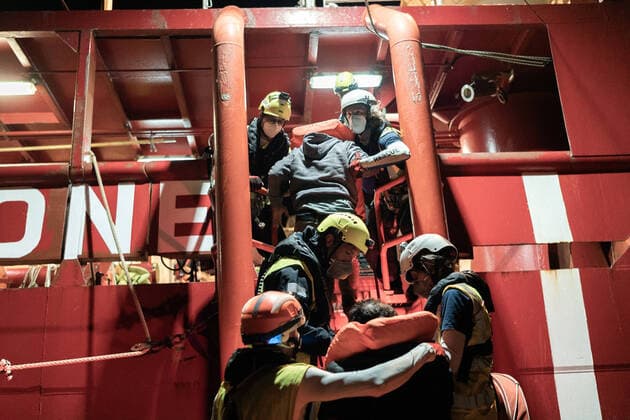 IMAGO Creative: Tag der Menschenrechte am 10. Dezember Ocean Viking - on board Survivors boarding the Ocean Viking after being rescued approximately 40 miles North of Sabrata, Libya, in Libya Search and Rescue Region (LybSARR), in international waters, on 22 October 2022. On 21 October Alarm Phone at 10.40pm reports of a boat in distress off the coast of Libya. The Ocean Viking ship answers the call and changes course to intercept the vessel. The crew is alerted and they prepare for any rescue. At 1 am on 22 October 2022 the rescue operation begins, after the briefing of the rescuers Eazy One is put in the water, immediately after Eazy Two. The two rafts move at about 15 knots of speed in the dark towards the coordinates given by the bridge of the Ocean Viking. 34 people were rescued: 32 Syrian Copyright: xVINCENZOxCIRCOSTAx VCIRCOSTA-7