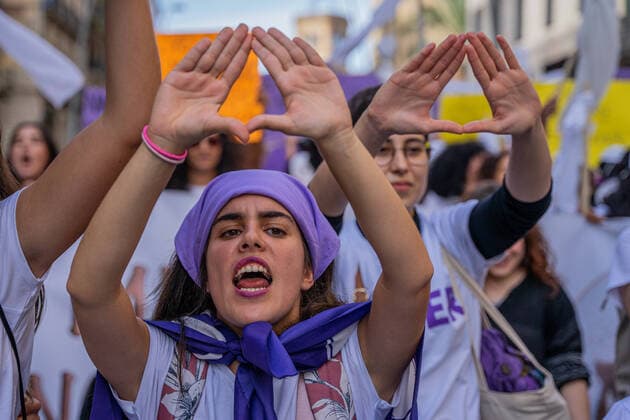 Bilder des Jahres 2022, News 10 Oktober Feminist Protest In Barcelona, Spain Hundreds of women demonstrate in the center of Barcelona called by La Fuerza de las Mujeres es el Futuro de Todos to demand the defense of women s human rights and against the pornographic industry, in Barcelona, ‹‹Spain, on October 22 of 2022. Under the slogan Feminism gives its face , the organizers point to the municipal government of Ada Colau as guilty of having made it easier for Barcelona to become the preferred destination for sex tourism in southern Europe. Barcelona Barcelona Spain  Copyright: xMarcxAsensiox originalFilename: asensioclupes-feminist221022_np2ob.jpg