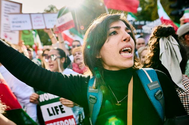 Solidaritäts Kundgebung Woman* Life Freedom Kollektiv in Berlin EUR, Deutschland, Berlin, 22.10.2022: Symbole zur Unterstützung der Proteste im Iran. Großkundgebung des Woman* Life Freedom Kollektiv in Berlin an der Siegessäule. Der Tod der 22 Jahre alten iranischen Kurdin Mahsa Amini durch die iranische Sittenpolizei - Sie hatte die Zwangsvorschriften für das Tragen eines Kopftuches nicht eingehalten, gibt es landesweite Proteste gegen die Mullahs und ihrer Sittenpolizei. Frauen, Leben, Freiheit steht auf Banner, Transparente und Tücher- Solidarität mit der Frauenbewegung im Iran. *** Solidarity rally Woman Life Freedom Collective in Berlin EUR, Germany, Berlin, 22 10 2022 Symbols in support of the protests in Iran Large rally