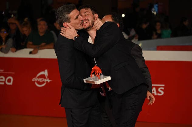 Foto IPP Gioia Botteghi Roma22 10 2022 Festa del cinema di Roma 17 edizione, red carpet dei premiati, SHTTL , premio del pubblico, nella foto il regista Ady Walter baciato dal produttore Italy Photo Press - World Copyright