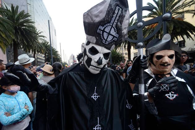 October 22, Mexico City, Mexico: A participant walks during the 15th anniversary march of the annual Zombie Walk at Revolution Monumento. on October 22, 2022 in Mexico City, Mexico. Mexico City Mexico - ZUMAe321 20221022_zia_e321_045 Copyright: xCarlosxTischler EyepixxGroupx