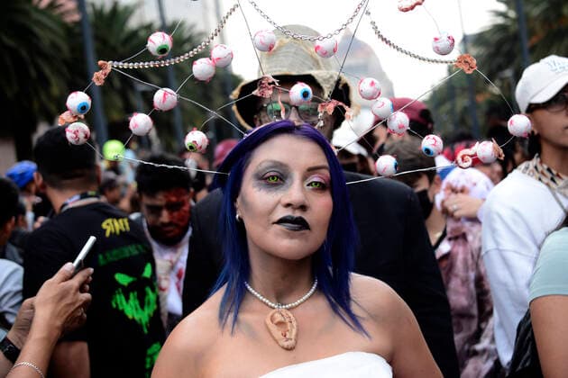 October 22, Mexico City, Mexico: A participant walks during the 15th anniversary march of the annual Zombie Walk at Revolution Monumento. on October 22, 2022 in Mexico City, Mexico. Mexico City Mexico - ZUMAe321 20221022_zia_e321_035 Copyright: xCarlosxTischler EyepixxGroupx