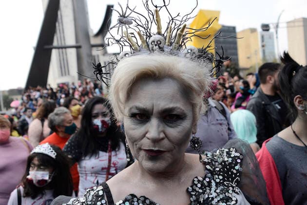 October 22, Mexico City, Mexico: A participant walks during the 15th anniversary march of the annual Zombie Walk at Revolution Monumento. on October 22, 2022 in Mexico City, Mexico. Mexico City Mexico - ZUMAe321 20221022_zia_e321_021 Copyright: xCarlosxTischler EyepixxGroupx