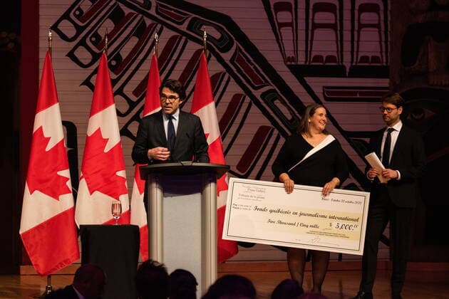 October 22, 2022, Gatineau, PQ, Canada: Jean-Frederic Legare-Tremblay, left, delivers remarks after receiving the Fonds quebecois en journalisme international (FQJI) grant at the Parliamentary Press Gallery Dinner at the Museum of History in Gatineau, Que., on Saturday, Oct. 22, 2022. Gatineau Canada - ZUMAc35_ 20221022_zaf_c35_052 Copyright: xSpencerxColbyx