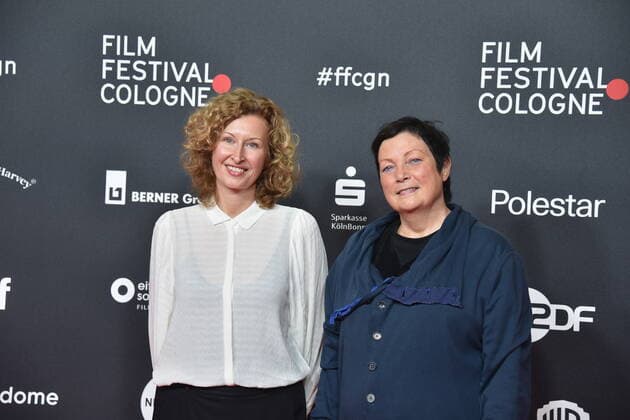 Regisseurin Nana Neul und Festival Leiterin Martina Richter , l-r, kommt zur Verleihung des Manfred Stelzer Preis an Töchter der Regisseurin Nana Neul beim 32. Film Festival Cologne (vormals: Cologne Conference) 2022 , ein internationales Filmfestival