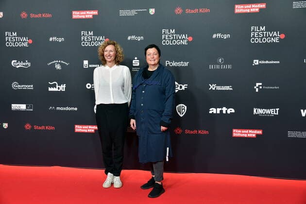 Regisseurin Nana Neul und Festival Leiterin Martina Richter , l-r, kommt zur Verleihung des Manfred Stelzer Preis an Töchter der Regisseurin Nana Neul beim 32. Film Festival Cologne (vormals: Cologne Conference) 2022 , ein internationales Filmfestival