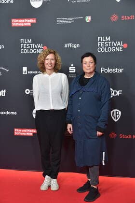 Regisseurin Nana Neul und Festival Leiterin Martina Richter , l-r, kommt zur Verleihung des Manfred Stelzer Preis an Töchter der Regisseurin Nana Neul beim 32. Film Festival Cologne (vormals: Cologne Conference) 2022 , ein internationales Filmfestival