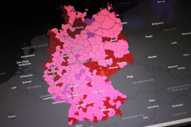 Dashboard des RKI, die 7-Tage-Inzidenz liegt nun bei 584,0 7-Tage-Inzidenz, Dashboard des RKI auf einem Monitor am 24.10.2022 in Siegen Deutschland.