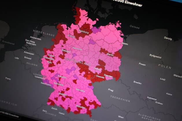 Dashboard des RKI, die 7-Tage-Inzidenz liegt nun bei 584,0 7-Tage-Inzidenz, Dashboard des RKI auf einem Monitor am 24.10.2022 in Siegen Deutschland.