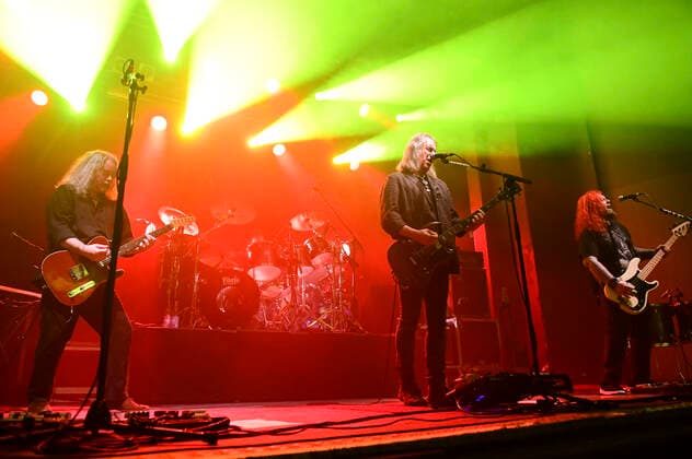 Marshall Gill, Michael Dean, Justin Sullivan und Ceri Monger von New Model Army live bei einem Konzert der 40th Anniversary -Tour im Capitol. Hannover, 23.10.2022