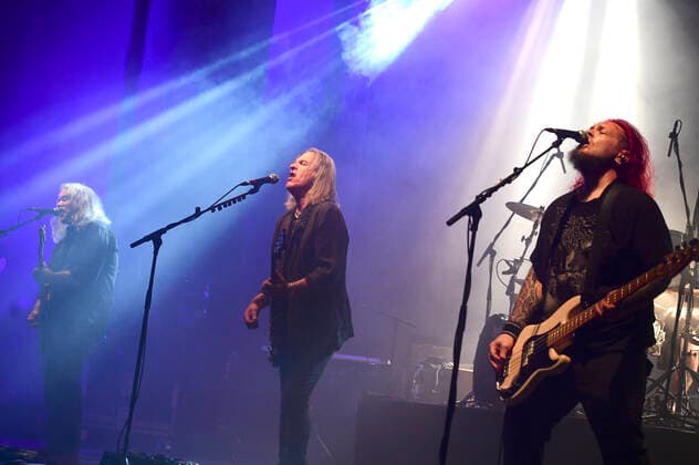 Marshall Gill, Justin Sullivan und Ceri Monger von New Model Army live bei einem Konzert der 40th Anniversary -Tour im Capitol. Hannover, 23.10.2022