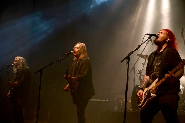 Marshall Gill, Justin Sullivan und Ceri Monger von New Model Army live bei einem Konzert der 40th Anniversary -Tour im Capitol. Hannover, 23.10.2022