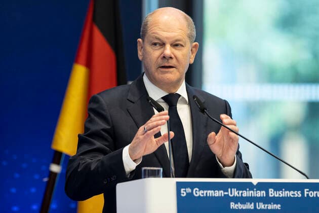 News Bilder des Tages 5. Deutsch-Ukrainisches Wirtschaftsforum Rebuild Ukraine Politik: 5. Deutsch-Ukrainisches Wirtschaftsforum Rebuild Ukraine zu Wiederaufbaukonzepten für die ukrainische Wirtschaft am 24.10.2022 in Berlin (Berlin). Bundeskanzler Olaf Scholz (SPD) Berlin Haus der Deutschen Wirtschaft Berlin Deutschland *** 5 German Ukrainian Economic Forum Rebuild Ukraine Politics 5 German Ukrainian Economic Forum Rebuild Ukraine on reconstruction concepts for the Ukrainian economy on 24 10 2022 in Berlin Berlin Federal Chancellor Olaf Scholz SPD Berlin Haus der Deutschen Wirtschaft Berlin Germany Copyright: xMarcoxSteinbrenner Kirchner-Mediax