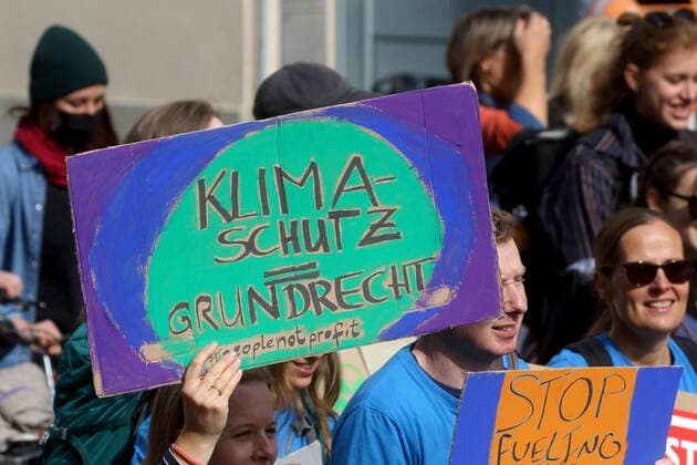 GLOBALER KLIMASTREIK AM 23. SEPTEMBER - GER, Germany, Deutschland, Berlin, 23.09.2022 - Berlin-Mitte: Mit einer weltweiten Protestaktion geht die Jugendbewegung FRIDAYS FOR FUTURE unterstützt von diversen gesamtgesellschaftlichen Bündnissen auf die Straße. Unter dem Motto: PeopleNotProfit fordert Fridays for Future am 23. September 2022 auf allen Kontinenten und überall in Deutschland ein, dass die Politik nicht mehr länger Konzerninteressen über Menschenleben stellt. In Berlin kommen zehntausende Demonstranten im Invalidenpark zu einer Auftaktkundgebung zusammen, um anschließend in einem großen Protestzug durch das Regierungsviertel zu ziehen. Danach versammeln sich die Protestierenden zu einer Abschlusskundgebung wieder im Invali