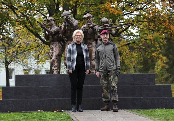 News Themen der Woche KW43 Begrüssung der Verteidigungsministerin durch den Kommandeur des Kommando Spezialkräfte, Brigadegeneral Ansgar Meyer (rechts). Bundesverteidigungsministerin Christine Lambrecht (SPD) besucht das Kommando Spezialkräfte (KSK) am 24. Oktober 2022 in Calw. Calw Baden-Württemberg Deutschland *** Welcome of the Minister of Defense by the Commander of the Special Forces Command, Brigadier General Ansgar Meyer on the right Federal Minister of Defense Christine Lambrecht SPD visits the Special Forces Command KSK on October 24, 2022 in Calw Calw Baden Württemberg Germany