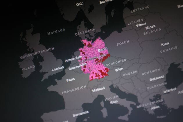 Dashboard des RKI, die 7-Tage-Inzidenz liegt nun bei 570,2 7-Tage-Inzidenz, Dashboard des RKI auf einem Monitor am 25.10.2022 in Siegen Deutschland.