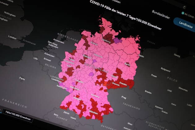 Dashboard des RKI, die 7-Tage-Inzidenz liegt nun bei 570,2 7-Tage-Inzidenz, Dashboard des RKI auf einem Monitor am 25.10.2022 in Siegen Deutschland.
