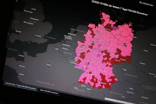 Dashboard des RKI, die 7-Tage-Inzidenz liegt nun bei 570,2 7-Tage-Inzidenz, Dashboard des RKI auf einem Monitor am 25.10.2022 in Siegen Deutschland.