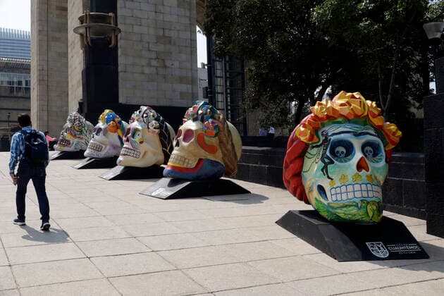 October 24, 2022, Mexico City, Mexico: Persons attend the skulls exhibition in tribute to the Mexican artist Frida Kahlo at Monument to the Revolution. on October 24, 2022 in Mexico City, Mexico. Mexico City Mexico - ZUMAe321 20221024_zia_e321_020 Copyright: xLuisxBarronx