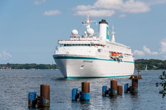 Kiel, Deutschland, Aug. 2019 Das Kreuzfahrtschiff Deutschland in der Schleuse von Holtenau für die Passage durch den Kiel Canal *** Kiel, Germany, Aug 2019 The cruise ship Germany in the lock of Holtenau for passage through the Kiel Canal