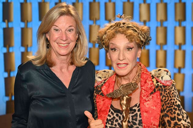 Sissi Perlinger mit Gast bei der Verleihung vom Bayerischer Kabarettpreis 2022 im Lustspielhaus. München, 24.10.2022