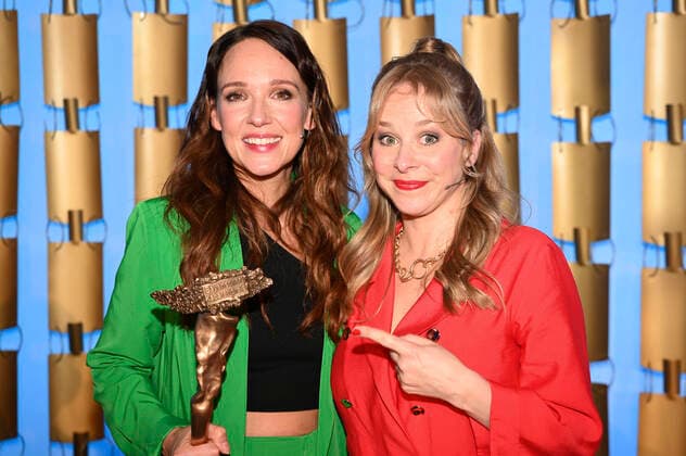 Carolin Kebekus und Jasmin Schwiers bei der Verleihung vom Bayerischer Kabarettpreis 2022 im Lustspielhaus. München, 24.10.2022