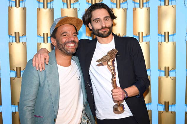 Simon Pearce und Nektarios Vlachopoulos bei der Verleihung vom Bayerischer Kabarettpreis 2022 im Lustspielhaus. München, 24.10.2022