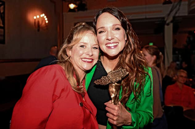 Jasmin Schwiers und Carolin Kebekus bei der Verleihung vom Bayerischer Kabarettpreis 2022 im Lustspielhaus. München, 24.10.2022