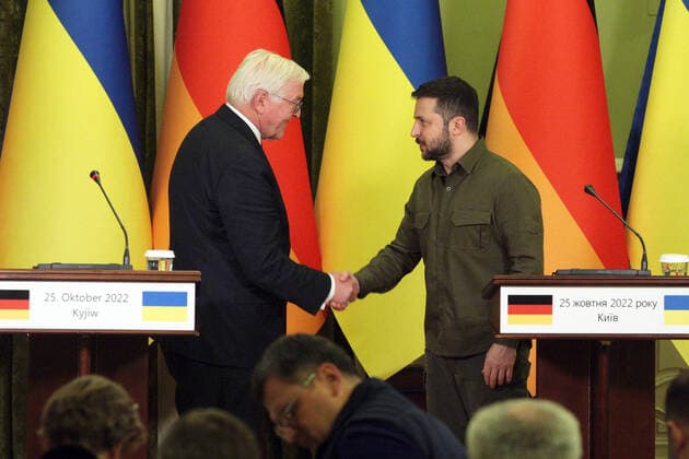 Bilder des Jahres 2022, News 10 Oktober News Themen der Woche KW43 News Bilder des Tages KYIV, UKRAINE - OCTOBER 25, 2022 - President of Ukraine Volodymyr Zelenskyy (R) shakes hands with Federal President of the Federal Republic of Germany Frank-Walter Steinmeier following their meeting in Kyiv, capital of Ukraine. Ukrainian, German Presidents make statements in Kyiv  Copyright: xHennadiixMinchenkox