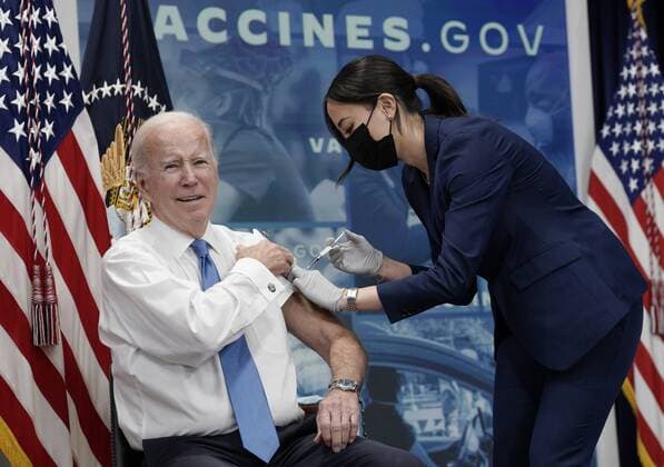 Bilder des Jahres 2022, News 10 Oktober News Themen der Woche KW43 News Bilder des Tages US Russia Ukraine Military Operation Nuclear Weapon 8304492 25.10.2022 U.S. President Joe Biden receives a dose of vaccine against the coronavirus disease during the news conference, at the White House in Washington, the United States. Stringer Sputnik Washington USA  Copyright: xStringerx