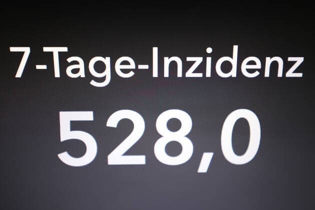 Dashboard des RKI, die 7-Tage-Inzidenz liegt nun bei 528,0 7-Tage-Inzidenz, Dashboard des RKI auf einem Monitor am 26.10.2022 in Siegen Deutschland.