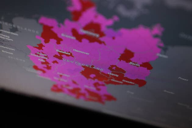Dashboard des RKI, die 7-Tage-Inzidenz liegt nun bei 528,0 7-Tage-Inzidenz, Dashboard des RKI auf einem Monitor am 26.10.2022 in Siegen Deutschland.
