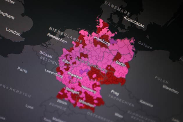 Dashboard des RKI, die 7-Tage-Inzidenz liegt nun bei 528,0 7-Tage-Inzidenz, Dashboard des RKI auf einem Monitor am 26.10.2022 in Siegen Deutschland.