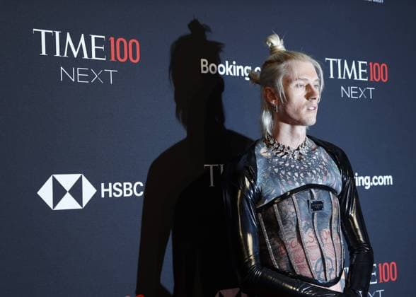 Entertainment Themen der Woche KW43 Entertainment Bilder des Tages Machine Gun Kelly arrives on the red carpet at TIME100 Next Gala at SECOND Floor on Tuesday, October 25, 2022 in New York City. 1 NYP20221025107 JohnxAngelillo