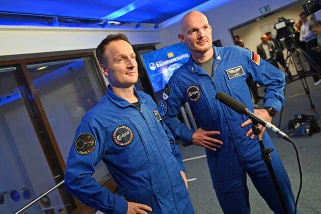 Die beiden Astronauten Matthias MAURER (li und Alexander GERST, Bayerischer Raumfahrtgipfel im DLR Oberpfaffenhofen am 26.10.2022 *** The two astronauts Matthias MAURER li and Alexander GERST, Bavarian Space Summit at DLR Oberpfaffenhofen on 26 10 2022