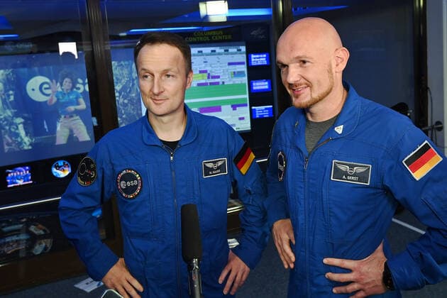 Die beiden Astronauten Matthias MAURER (li und Alexander GERST, Bayerischer Raumfahrtgipfel im DLR Oberpfaffenhofen am 26.10.2022 *** The two astronauts Matthias MAURER li and Alexander GERST, Bavarian Space Summit at DLR Oberpfaffenhofen on 26 10 2022