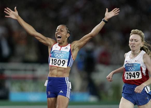 Bildnummer: 07960319 Datum: 28.08.2004 Copyright: imago ZUMA Press Aug 28, 2004; Athens, GREECE; KELLY HOLMES of Great Britian celebrates her gold medal victory in the Women s 1500m final in Athens Saturday, Aug. 28, 2004. OLYMPICS 2004: Athletics: Women s 1500m Final OLYMPICS 2004: Athletics: Women s 1500m Final  - ZUMAt14; OS Olympia Sommer Spiele Sommerspiele Leichtathletik x0x xsk 2004 quer Image number 07960319 date 28 08 2004 Copyright imago Zuma Press Aug 28 2004 Athens Greece Kelly Holmes of Great Celebrates her Gold Medal Victory in The Women s 1500m Final in Athens Saturday Aug 28 2004 Olympics 2004 Athletics Women s 1500m Final Olympics 2004 Athletics Women s 1500m Final   - ZUMA imago0007960319h Copyright: ximagoxsportfotodienstx