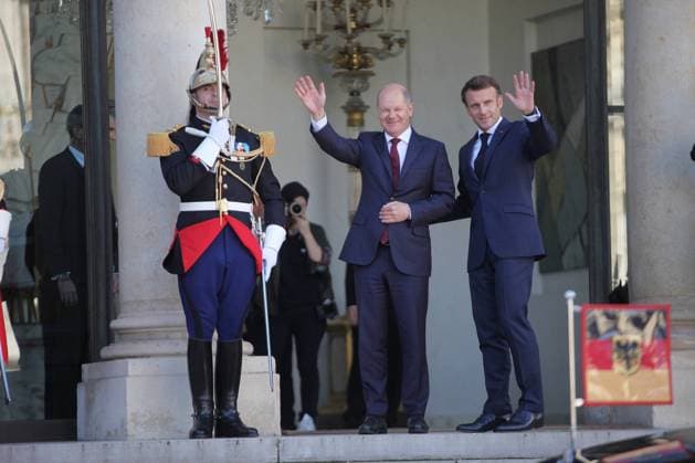 News Themen der Woche KW43 News Bilder des Tages Le president Francais Emmanuel Macron recoit Olaf Scholz Chancelier federal d Allemagne au Palais de l Elysee NEWS: Macron recoit Scholz - Paris -26 10 2022 JonathanRebboah Panoramic  PESRK24022012
