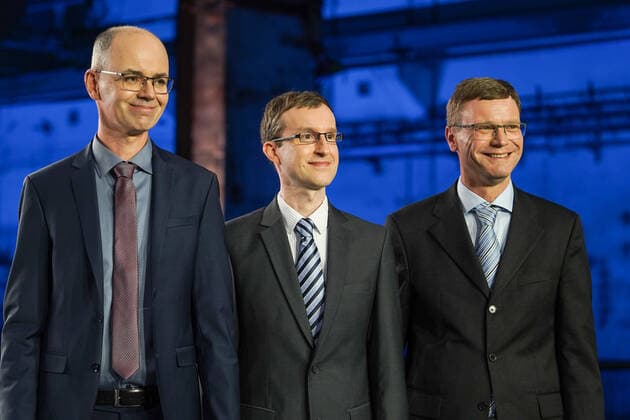Verleihung des Deutschen Zukunftspreises 2022 durch Bundespräsidenten Frank-Walter Steinmeier im Kraftwerk Berlin. Im Bild: Die Preisträger v.li.: Dr. Thomas Kalkbrenner (Carl Zeiss Microskopy), Dr. Jörg Siebenmorgen (Carl Zeiss Microskopy), Ralf Wolleschensky (Carl Zeiss Microskopy) Kraftwerk Berlin Berlin Copyright: xFotostandx xReuhlx