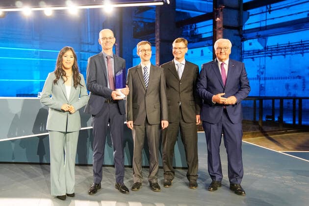 News Bilder des Tages Verleihung des Deutschen Zukunftspreises 2022 durch Bundespräsidenten Frank-Walter Steinmeier im Kraftwerk Berlin. Im Bild: Das Siegerteam eingerahmt von der Moderatorin Mai Thi Nguyen-Kim, v.li.: Dr. Thomas Kalkbrenner (Carl Zeiss Microskopy), Dr. Jörg Siebenmorgen (Carl Zeiss Microskopy), Ralf Wolleschensky (Carl Zeiss Microskopy), Frank-Walter Steinmeier, Bundespräsident Kraftwerk Berlin Berlin Copyright: xFotostandx xReuhlx